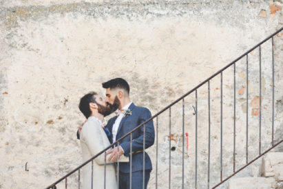 elopement-in-sextantio-bacio-coppia-gay