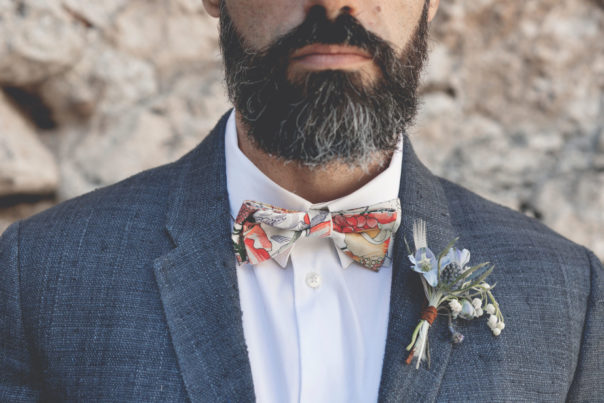 elopement-in-sextantio-dettaglio-sposo-barba-papillon-bottoniera