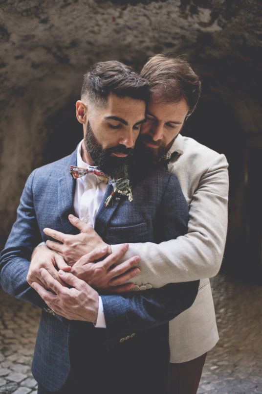 elopement-in-sextantio-coppia-gay-abbraccio