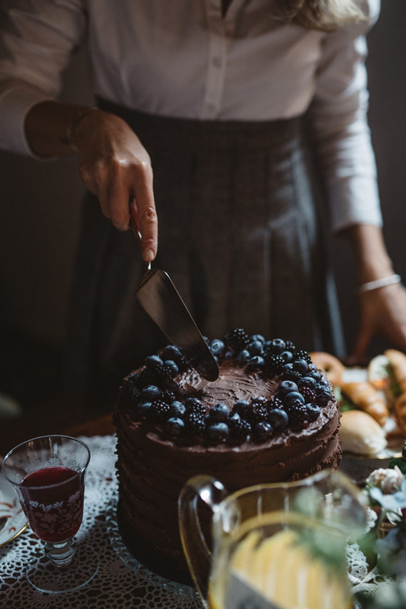 Vintage-tea-party-taglio-torta